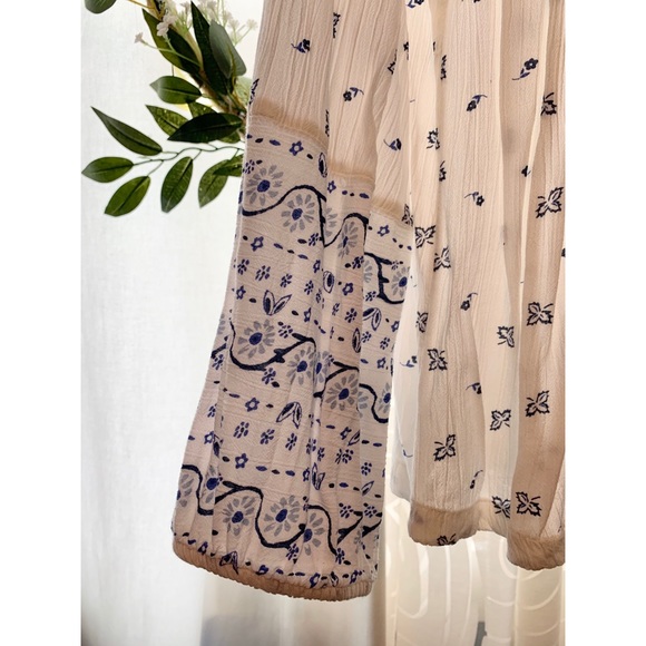 White, long sleeve top. - Picture 5 of 5